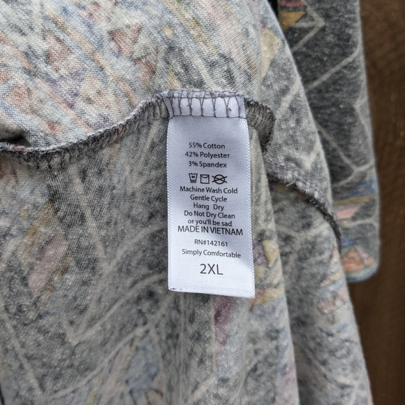 LuLaRoe light gray geometric perfect tee - 2XL - Picture 3 of 3